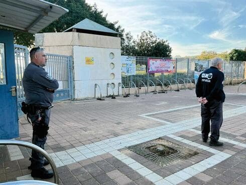 הפקחים בשטח בית הספר בראשון לציון