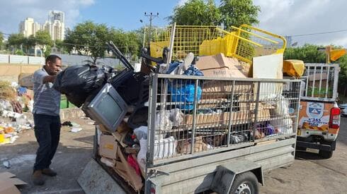 אוספים זבל בבת ים