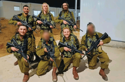 מענדל ראטה (מימין למעלה) עם החברים בטירונות