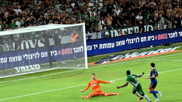 שלטי העמותה במשחקי מכבי חיפה