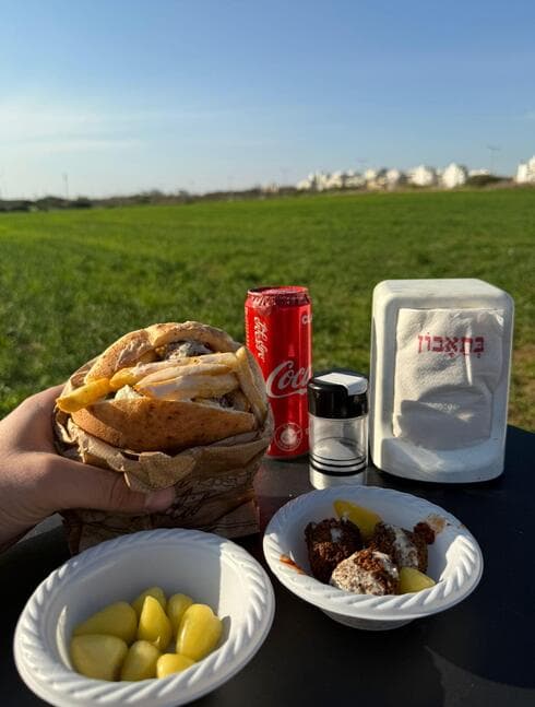 פוד טראק פלאפל בטבע. "אנשים עפים על הקציצה" (צילום: פרטי) פודטראק פלאפל בראשון לציון