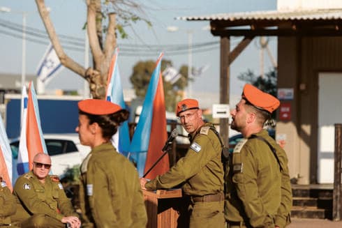 תא"ל אושרי (באמצע)