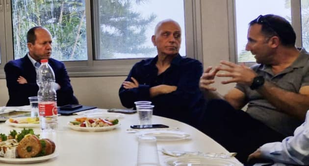 מימין לשמאל: אלעד שמיר מנכ"ל מרכז חדשנות כנרת, דני טרגן- יו"ר צמח מפעלים וניר ברקת שר הכלכלה (צילום: פרטי) מימין לשמאל: אלעד שמיר מנכ"ל מרכז חדשנות כנרת, דני טרגן- יו"ר צמח מפעלים וניר ברקת שר הכלכלה