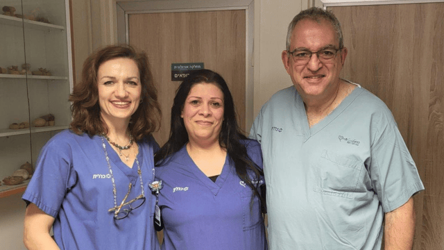 עלי סועאד עם מנהל המחלקה האורולוגית ד"ר יורם דקל ומנהלת האחיות של המחלקה (צילום: אלי דדון) עלי סועאד עם מנהל המחלקה האורולוגית ד"ר יורם דקל ומנהלת האחיות של המחלקה