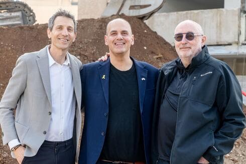 קורן, ברוט ולוין במעמד הריסת הבניינים הישנים בבת ים