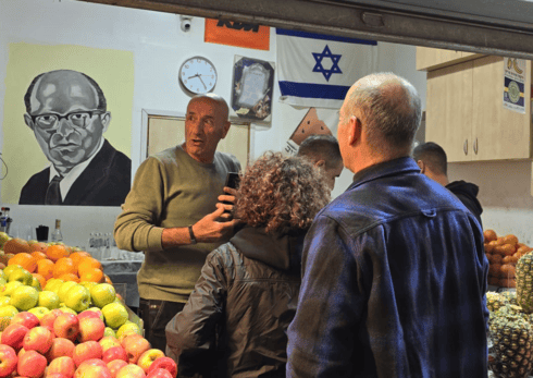 איוב לוי בשוק עם לקוחות