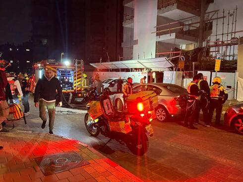  שריפה בבניין מגורים ברחוב שמחה הולצברג בבת ים
