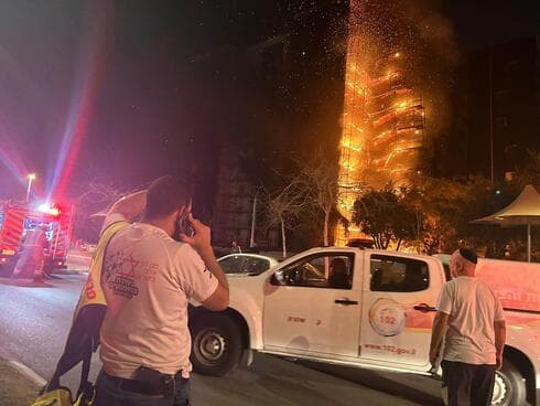  שריפה בבניין מגורים ברחוב שמחה הולצברג בבת ים