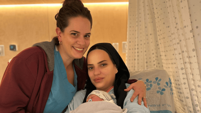 רעות מלכה והמיילדת נירית גולדפרב רעות מלכה והמיילדת נירית גולדפרב