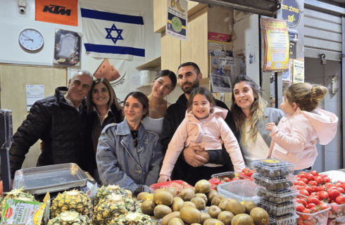 איוב לוי עם בני משפחתו