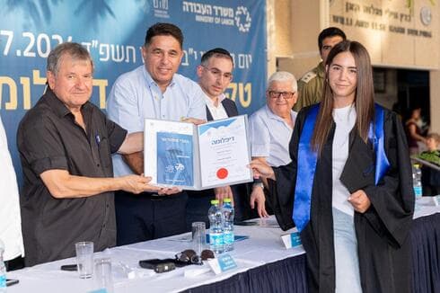 כבוד לבוגרים. טקס חלוקת הדיפלומות בקיץ האחרון