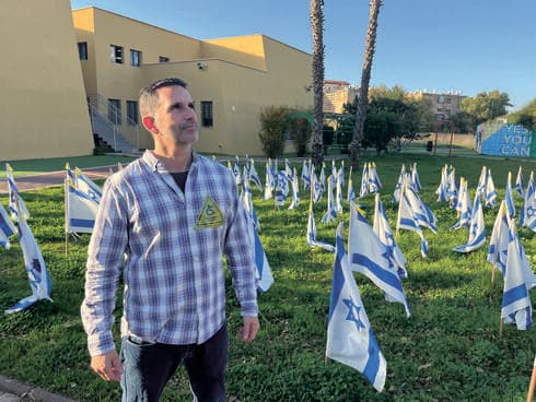יוסי אוסדון, נכה צה"ל ופסיכולוג רפואי, שעובד עם תלמדי תיכון בקרית ים