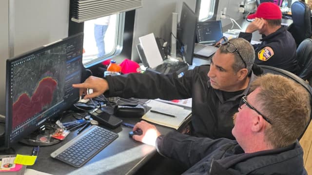 "עזרנו להם לקבל תמונת מצב". ד"ר לוי ליד מסוק כיבוי