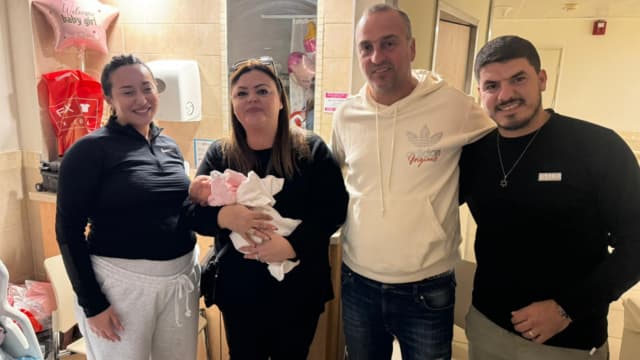 משפחת מלמה, יחד עם רוני ונאוה פרץ, הוריו של רז ז"ל, ורון – התינוקת שנקראה על שמו (צילום: רמב"ם) משפחת מלמה, יחד עם רוני ונאוה פרץ, הוריו של רז ז"ל, ורון – התינוקת שנקראה על שמו