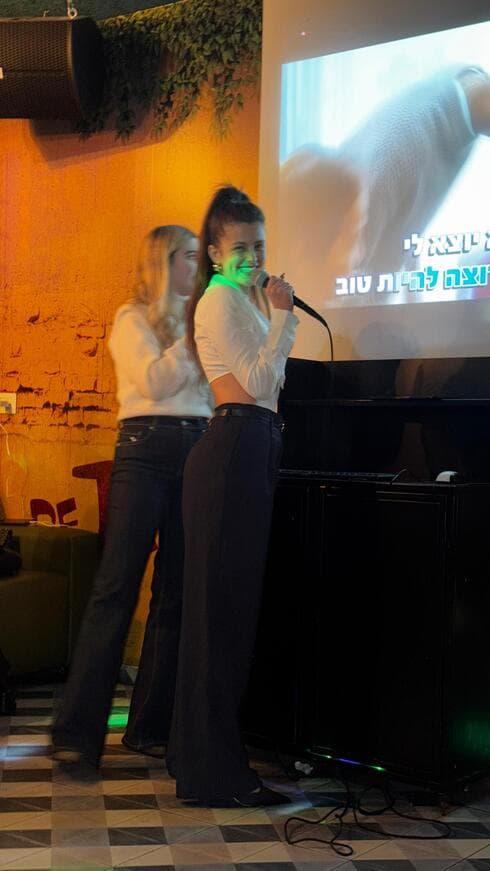 ג'סיקה אלטר חוגגת יום הולדת 29