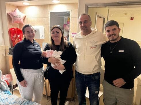 משפחת מלמה, יחד עם רוני ונאוה פרץ, הוריו של רז ז"ל, ורון – התינוקת שנקראה על שמו. (צילום: הקריה הרפואית רמב"ם) משפחת מלמה, יחד עם רוני ונאוה פרץ, הוריו של רז ז"ל, ורון – התינוקת שנקראה על שמו.