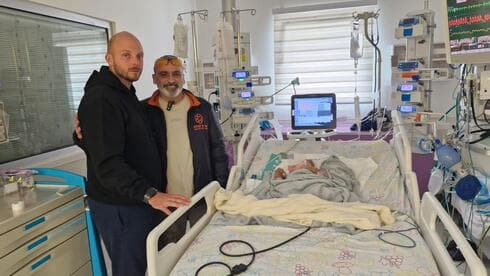 חיים אבני מתנדב איחוד הצלה הגיע לפגוש את ההורים הנרגשים