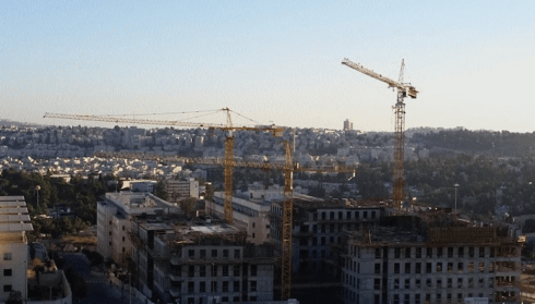 בניית מגדלים בכניסה לירושלים