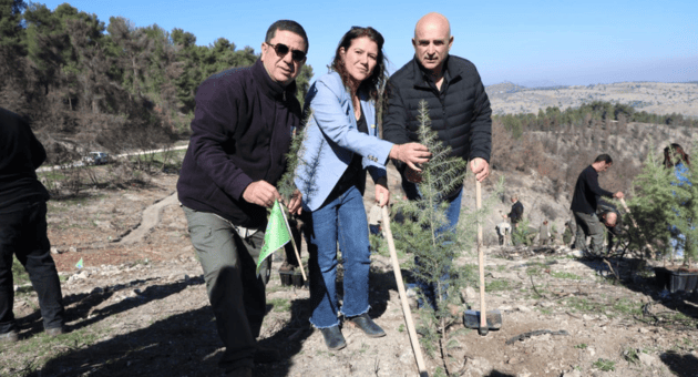 מימין לשמאל: משה דוידוביץ, ראש מועצה מטה אשר ויו״ר פורום קו העימות, יפעת עובדיה לוסקי יו״ר קק״ל, שמעון אלחדד עוזר מנהל גוש ביריה חזון בקק״ל (צילום: ענת חרמוני, מערך ההסברה קק״ל) מימין לשמאל: משה דוידוביץ, ראש מועצה מטה אשר ויו״ר פורום קו העימות, יפעת עובדיה לוסקי יו״ר קק״ל, שמעון אלחדד עוזר מנהל גוש ביריה חזון בקק״ל