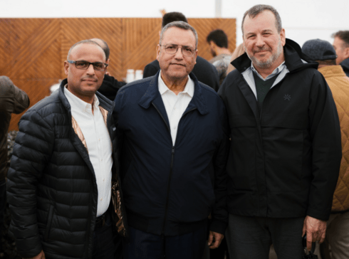 מימין דן פרנס מנכ"ל קרסו, ראש העיר משה ליאון וירון צוברי המשנה למנכ"ל ומנהל חטיבת המגורים בקרסו (צילום: נאו מדיה) מימין דן פרנס מנכ"ל קרסו, ראש העיר משה ליאון וירון צוברי המשנה למנכ"ל ומנהל חטיבת המגורים בקרסו