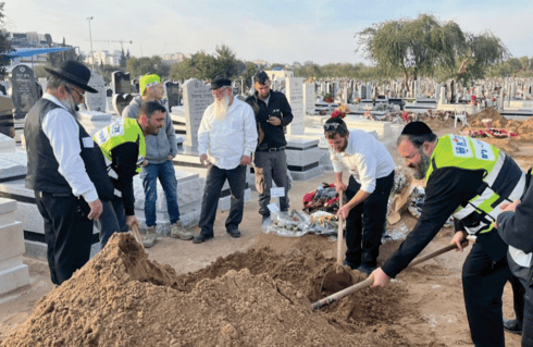 קבורת אדם ערירי באשדוד (צילום: זק"א) קבורת אדם ערירי באשדוד
