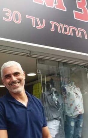 הסוחר רפי זוכאים בחנות שלו שנסגרה