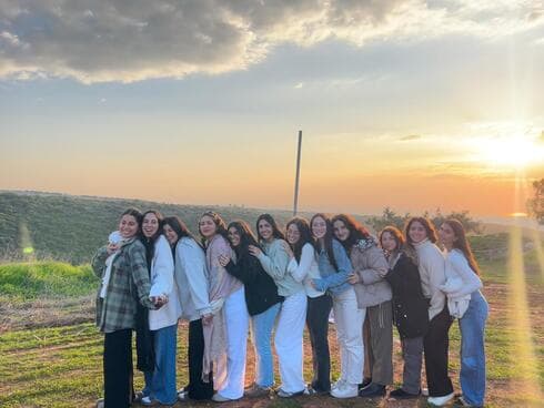 אסתר במכינה עם החברות