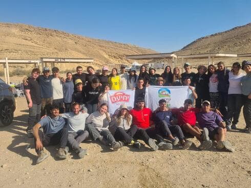 אסתר במכינה עם החברות