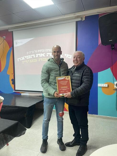 הזוכה המאושר חזי ברהום וראש העיר אבן צור (צילום: עיריית קרית ים) הזוכה המאושר חזי ברהום וראש העיר אבן צור