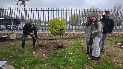 נטיעות בגן הזיכרון בבית ספר מור (צילום: עיריית מודיעין) נטיעות בגן הזיכרון בבית ספר מור