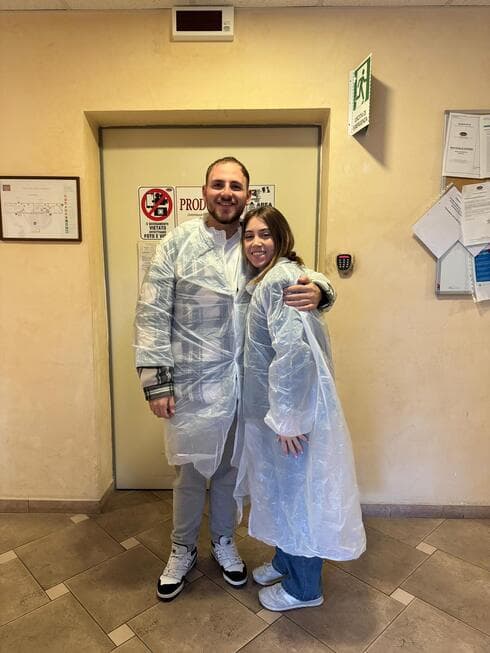 נויה וולפמן ואיתי איזיקוביץ במפעל הקפה באיטליה