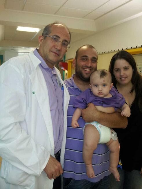 נדב והוריו עם הרופא משניידר