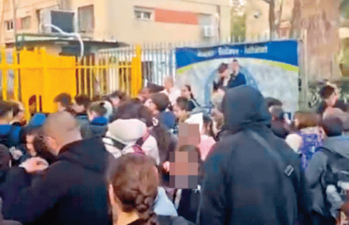 ההורים בשער בית הספר