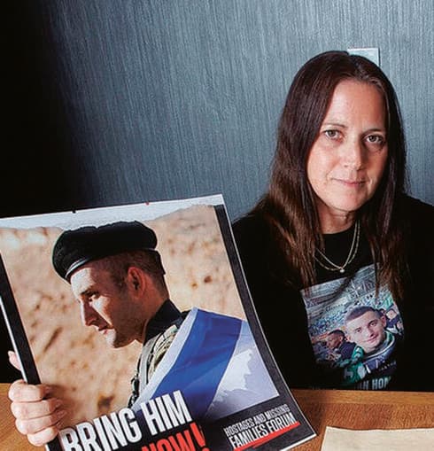 "מתן פצוע ומוחזק בתנאים קשים". אמו של החייל החטוף, ענת אנגרסט 
