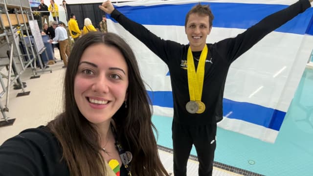 מרק ושירה חוגגים את הזכייה