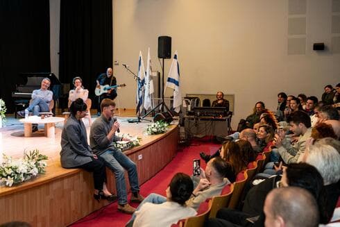 המשתתפים בערב לזכרו של סגן עומרי שורץ (צילום: תמר רוזנבלום) המשתתפים בערב לזכרו של סגן עומרי שורץ