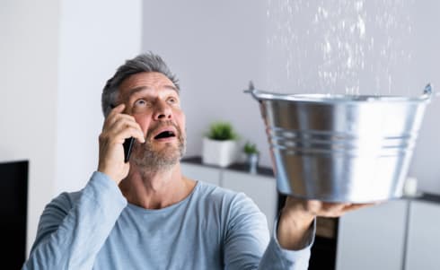 נזילה באמצע הסלון