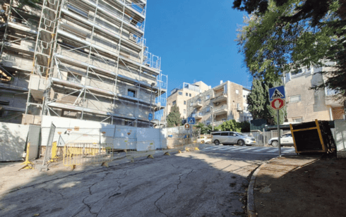 מקומות החנייה שנחסמו (צילום: אבישג זוהר) מקומות החנייה שנחסמו