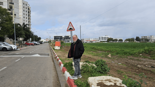"חיינו יהפכו לסיוט". מוטי אפרתי ליד השטח המיועד לדיפו (צילום: פרטי) "חיינו יהפכו לסיוט". מוטי אפרתי ליד השטח המיועד לדיפו