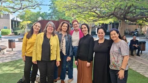 מימין לשמאל: הילה מנדלוביץ׳, תפארת אליאב, תהילה ריימן, שני לובטון, רמה מינץ, יעל עזר (מנהלת אחיות במחוז) וזהבית חזן (צילום: כללית ) מימין לשמאל: הילה מנדלוביץ׳, תפארת אליאב, תהילה ריימן, שני לובטון, רמה מינץ, יעל עזר )מנהלת אחיות במחוז( וזהבית חזן