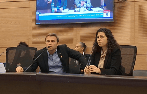 אדיר שוורץ (משמאל) עם נועה שלום בדיון (צילום: אבישג זוהר) אדיר שוורץ (משמאל) עם נועה שלום בדיון