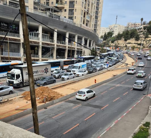 הפקקים בכביש בגין בעקבות העבודות (צילום: באדיבות התושבים, שימוש לפי סעיף 27א' לחוק זכויות יוצרים) הפקקים בכביש בגין בעקבות העבודות