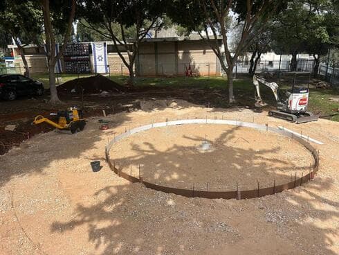 הקמת האנדרטה במתחם יד לבנים