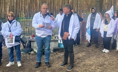 ראש עיריית קרית ביאליק (משמאל), אלי דוקורסקי, ומנכ"ל אורט ביאליק, רמי פורת (צילום: באדיבות העירייה) ראש עיריית קרית ביאליק מקריא את שמות בני משפחת אנגרסט שנרצחו בשואה בטקס זיכרון בפולין