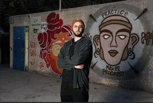 איתי תורן השבוע מחוץ למקלט בחולון