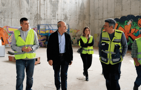 לסרי עוקב מקרוב אחרי התקדמות העבודות של בית הלוחם