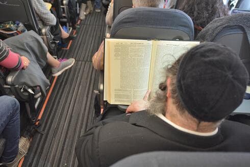 "אם לא תעברי, המטוס לא ימריא" 