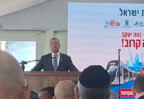 משה ליאון בטקס בתחנת עין כרם
