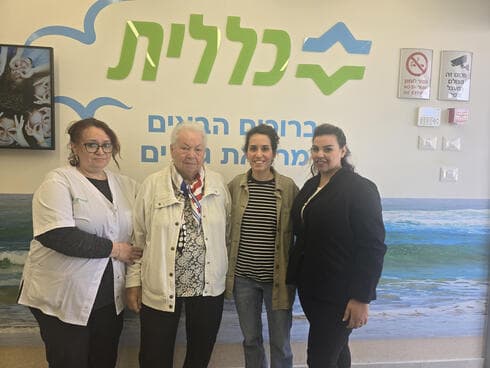 המטופלת מילה ביקוב עם צוות מרפאת גלי ים