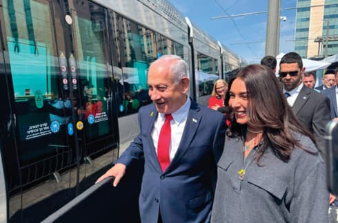 שרת התחבורה רגב ורה"מ נתניהו בחנוכת הקו המחודש של הרכבת הקלה בירושלים (צילום: דוברות משרד התחבורה) שרת התחבורה רגב וראש הממשלה נתניהו בחנוכת הקו המחודש